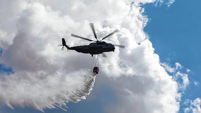 (Symbolbild) Eine Hubschrauber des Typs CH-53 mit einem Feuerlöschbehälter bei einer Übung. Ein Hubschrauber desselben Typs überflog am ...
