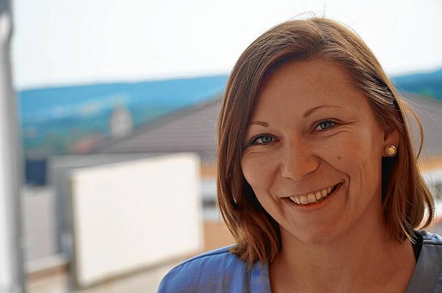 Denise Homburger neben ihrem Haus im Neubaugebiet Ob den Häusern in der Hohenkrähenstraße in Tengen.