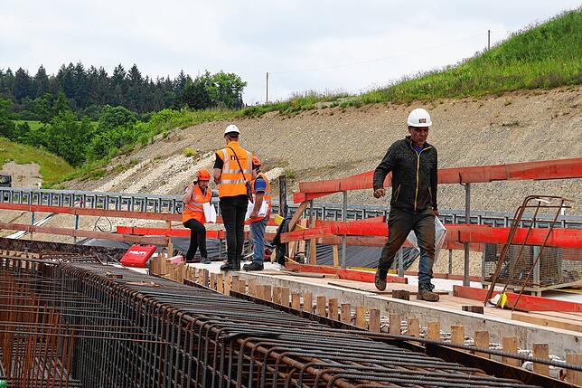 Mehrere tausend Autos am Tag, schweres Gerät, Kompressoren oder Schneidearbeiten: Die Baustelle ist ein lauter Arbeitsplatz. Wer hier ...