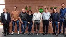 Bürgermeister Manfred Weber, links mit den neu gewählten Gemeinderäten und einer Gemeinderätin, von links: Andreas Küpfer, Matthias ...