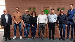 Bürgermeister Manfred Weber, links mit den neu gewählten Gemeinderäten und einer Gemeinderätin, von links: Andreas Küpfer, Matthias ...