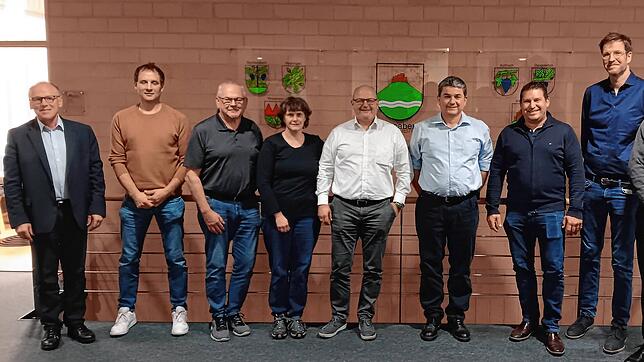 Bürgermeister Manfred Weber, links mit den neu gewählten Gemeinderäten und einer Gemeinderätin, von links: Andreas Küpfer, Matthias ...