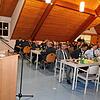 Der Kommandant der Freiwilligen Feuerwehr Deggenhausertal, Claudius Mecking (links) begrüßt Feuerwehrleute und Gäste bei der ...