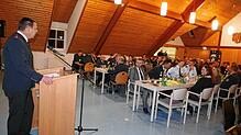 Der Kommandant der Freiwilligen Feuerwehr Deggenhausertal, Claudius Mecking (links) begrüßt Feuerwehrleute und Gäste bei der ...