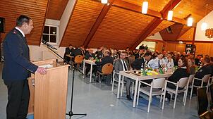 Der Kommandant der Freiwilligen Feuerwehr Deggenhausertal, Claudius Mecking (links) begrüßt Feuerwehrleute und Gäste bei der ...