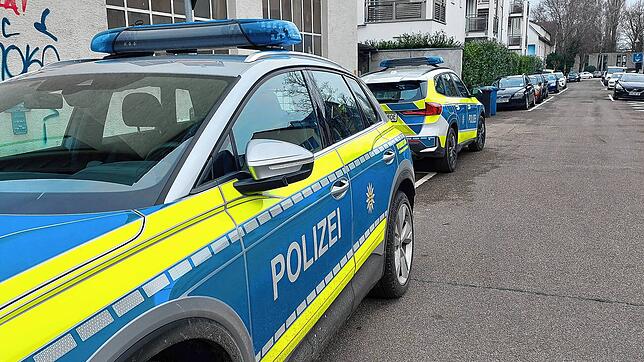 (Archivbild) Zwei Polizeiwagen im Konstanzer Paradies: Dort trieb in der Nacht zum Freitag, 22. August, ein Einbrecher sein Unwesen, ...