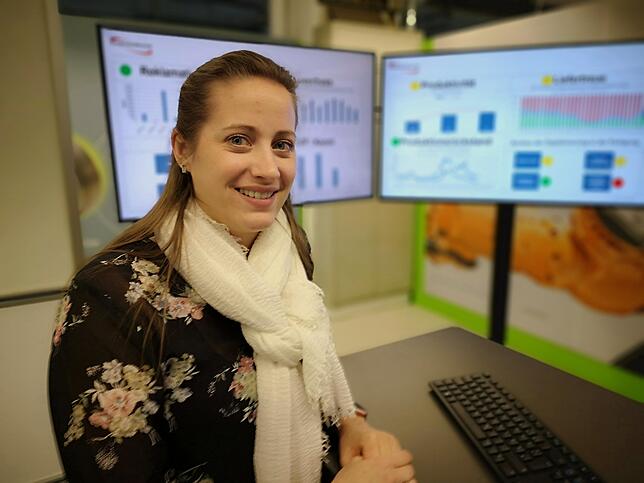 Anna Fichter überwacht das sogenannte ERP-System, das zentrale Leit- und Steuerungssystem der Produktion. Die Daten können in Echtzeit ...