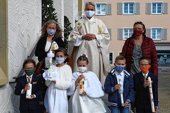 Eine weitere Gruppe von Kindern, die am Sonntag in der Kirche St. Oswald ihre Erstkommunion gefeiert haben. Erstmals zum Tisch des Herrn ...