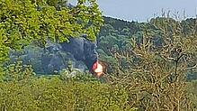 Bild : B30 bei Biberach: Gefahrgutlastwagen geht in Flammen auf &ndash; mit Video