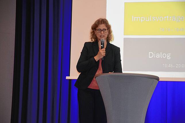 Carina Nitschke vom Zentrum für digitale Entwicklung moderiert den Bürgerdialog zur kommunalen Wärmeplanung in Bad Säckingen.