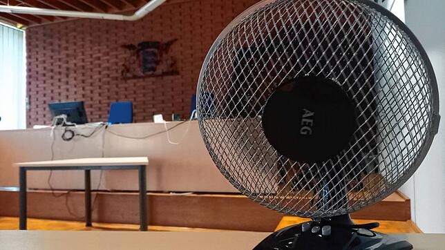 Bei Außentemperaturen von über 30 Grad läuft am Mittwoch im Großen Saal des Amtsgerichts Bad Säckingen ein Tischventilator auf ...