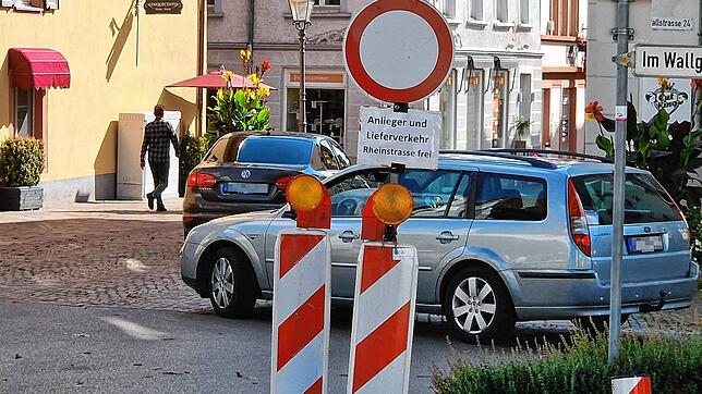 Ein Verbot, das nur wenige betrifft: Über die Waldtorstraße dürfen nur Anlieger in die Rheinstraße fahren. Dazu zählt aber ein sehr ...