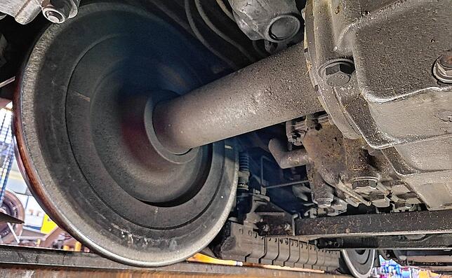 70 Kilogramm wiegt eine Bremsscheibe. Durch Luftzufuhr wird die ganze Achse samt Räder abgebremst.
