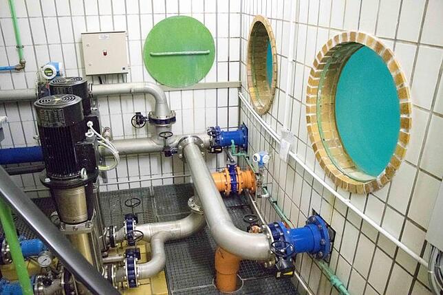 Die Technik des Hochbehälters am Vitibuck. Durch zwei Bullaugen kann das Innere der beiden Becken kontrolliert werden.