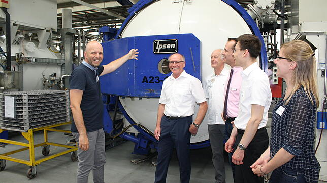 Alexander Hartlieb (links), technischer Leiter der Uhldinger Firma HTU Härtetechnik, erläutert den Gästen des Energiewirtschaftsforums ...
