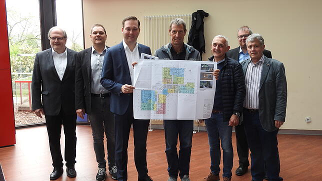 Die Raumplanung steht: Davon überzeugten sich Campus-Manager Peter Mast, CDU-Stadtrat Clemens Pfeifer, CDU-Bundestagsabgeordneter Felix ...