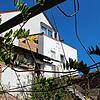 Die Ruine des ehemaligen Hotel Viktoria ist grüner geworden über den Sommer. Doch schon bald sollen hier die Bagger anrollen.