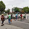 Eine typische Situation am Zähringerplatz: Radfahrer warten an der roten Ampel, um weiter in die Allmannsdorfer Straße zu kommen, ...