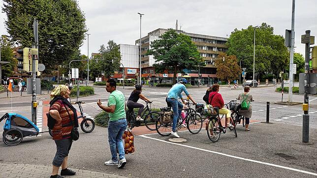 Eine typische Situation am Zähringerplatz: Radfahrer warten an der roten Ampel, um weiter in die Allmannsdorfer Straße zu kommen, ...