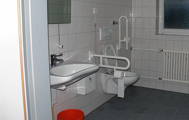 Blick in einen Toilettenraum in der Flüchtlingsunterkunft im alten Rathaus.