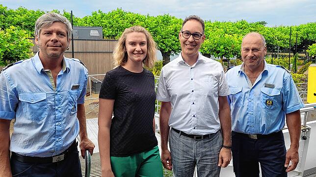 Sie freuen sich über die erfolgreiche Erstfahrt der „Stein am Rhein“ von Mannenbach nach Radolfzell: Maschinist Cornel Greth, Regina ...