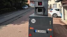 Das auf einem Anhänger montierte Gerät zur Geschwindigkeitsüberwachung war 2024 in Waldshut-Tiengen testweise im Einsatz. Jetzt soll ...