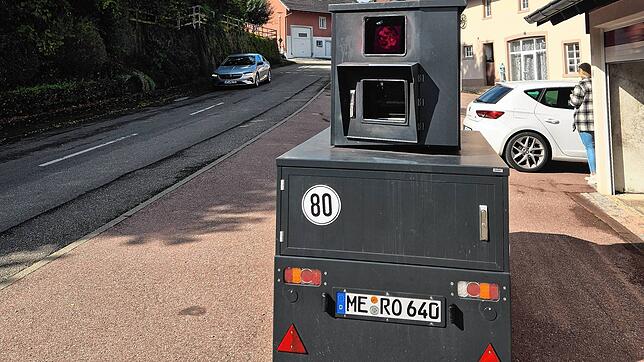 Das auf einem Anhänger montierte Gerät zur Geschwindigkeitsüberwachung war 2024 in Waldshut-Tiengen testweise im Einsatz. Jetzt soll ...