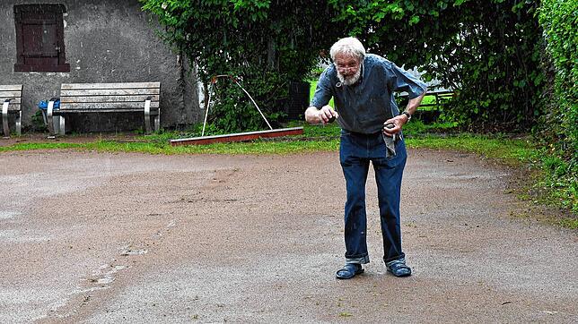 Alfred Winkler auf dem Bouleplatz am Haus Rabenfels in Herten, auf dem mittlerweile die verfaulten hölzernen Latten entfernt wurden. ...
