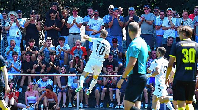 Freudensprung: Schon nach vier Minuten hat Sandro Knab (Nr. 10) den SV 08 Laufenburg gegen den 1. SV Mörsch in Führung gebracht.