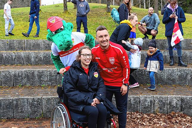 Bild 29: So machen die Profis des VfB Stuttgart den Patienten der Nachsorgeklinik Tannheim große Freude