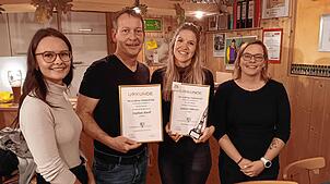 Die Geehrten, umrahmt von den Vorsitzenden (v. l.): Janina Wohllaib (Vorsitzende), Stephan Knoll (50 Jahre), Lauren Karlsch (25¦Jahre) ...