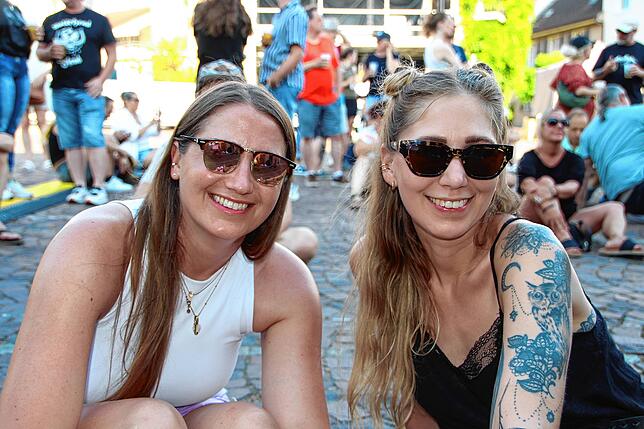 Mädels-Abend 1: Weil das Konzert von Skunk Anansie in München ausverkauft war, sind Judith Faig (links) und Tine Korban von Augsburg ...