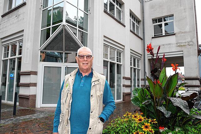 Der inzwischen pensionierte Kriminalbeamte Bernd Lohmiller vor der früheren Filiale der Commerzbank in Villingen. 2009 ereignete sich in ...