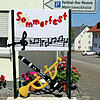 Die Stricklieseln machen Werbung für das Sommerfest des Muskvereins Riedböhringen. Bild: Birgit Greif
