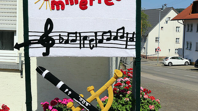 Die Stricklieseln machen Werbung für das Sommerfest des Muskvereins Riedböhringen. Bild: Birgit Greif