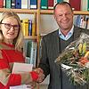 Schulleiter Jörg Oehler überreicht Sibylle Dietsch die Dankesurkunde von Ministerpräsident Winfried Kretschmann.