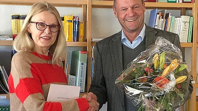 Schulleiter Jörg Oehler überreicht Sibylle Dietsch die Dankesurkunde von Ministerpräsident Winfried Kretschmann.