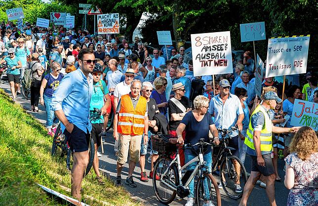 Juli 2019: Rund 400 Demonstranten machten sich vom Sammelpunkt beim Skaterplatz aus auf zum Marsch nach Hagnau.