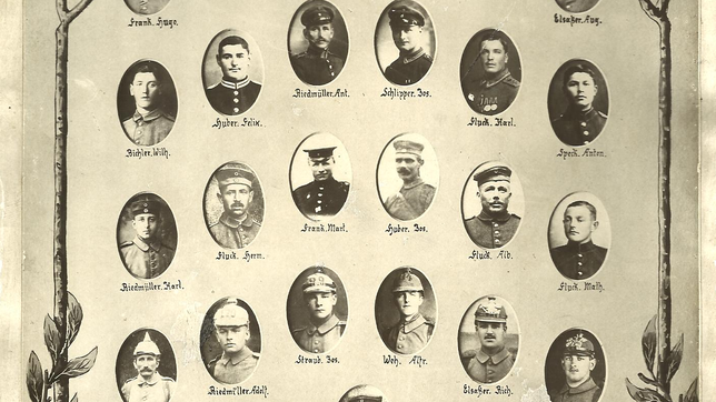 Die Geenktafel der Leipferdinger Männer, die im Ersten Weltkrieg ihr Leben lassen mussten. In der mittleren Reihe, Zweiter von rechts, ...
