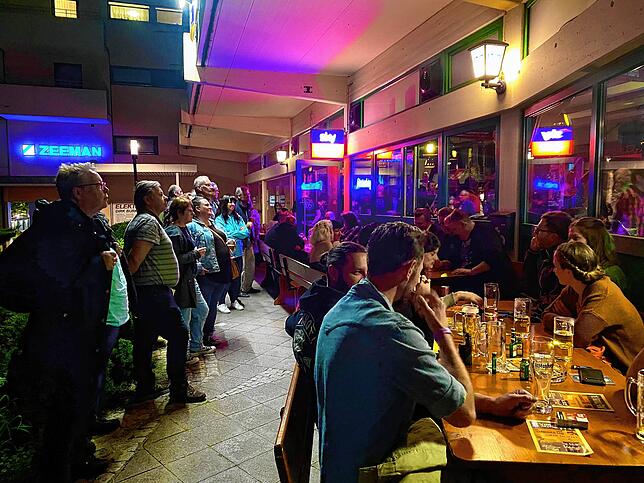 Bis kurz nach Mitternacht spielten die verschiedenen Bands in der Innenstadt. Wer wollte, konnte das Geschehen auch von draußen ...