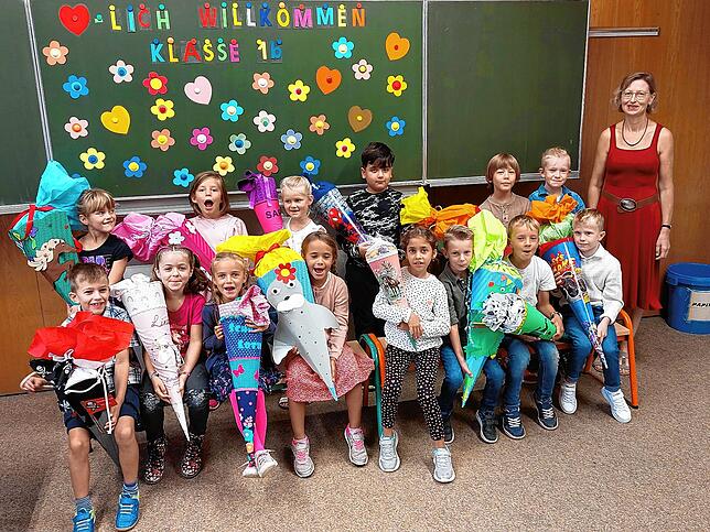 Die Klasse 1b zusammen mit ihrer Klassenlehrerin Frau Sabine Blum der Walahfrid Strabo Schule auf der Insel Reichenau.