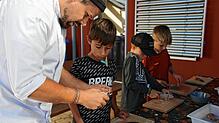 Der gelernte Koch und Küchenchef Niklas Osner (links) erklärte Schritt für Schritt den sicheren Umgang mit dem Messer, hier mit Jakob, ...