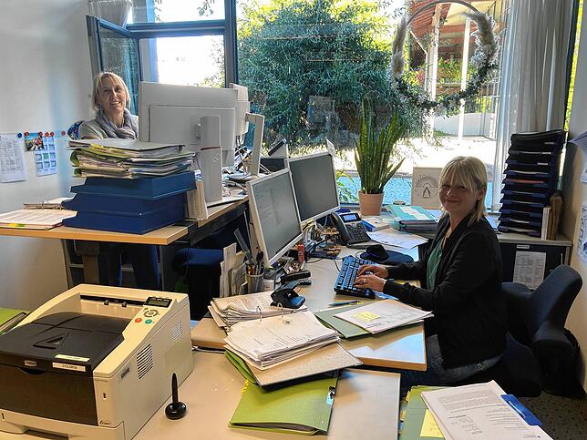 Bei Angelika Eisele (links) und Daniela Zimmermann stapeln sich die Akten auf den Schreibtischen. Die beiden sind Sachberabeiterinnen in ...