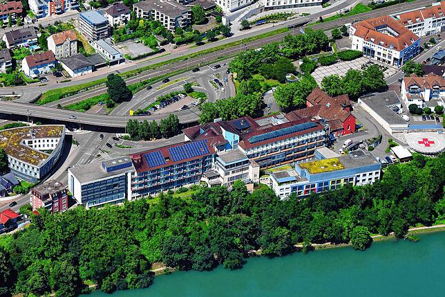 Blick 2020 auf das Klinikum Hochrhein in Waldshut. Es verfügt über 303 Patientenbetten, von denen aus Personalgründen derzeit aber nur ...