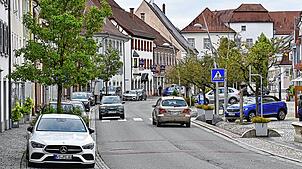 In der Hüfinger Hauptstraße fließt viel Verkehr. Der muss schon bald allerdings langsamer unterwegs sein. Dort wird das Tempo reduziert.