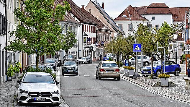 In der Hüfinger Hauptstraße fließt viel Verkehr. Der muss schon bald allerdings langsamer unterwegs sein. Dort wird das Tempo reduziert.