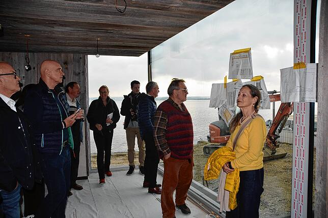 Bei der Baustellenbesichtigung begutachten Gemeinderäte und weitere Gäste den Ausblick aus der neu geschaffenen Textilsauna.