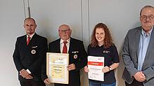 Karl Jäckle, stellvertretender Vorsitzender des DRK-Ortsvereins (l.), und der Kreisvorsitzende Peter Hofmeister (r.) ehren Bernhard ...