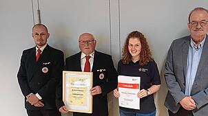 Karl Jäckle, stellvertretender Vorsitzender des DRK-Ortsvereins (l.), und der Kreisvorsitzende Peter Hofmeister (r.) ehren Bernhard ...