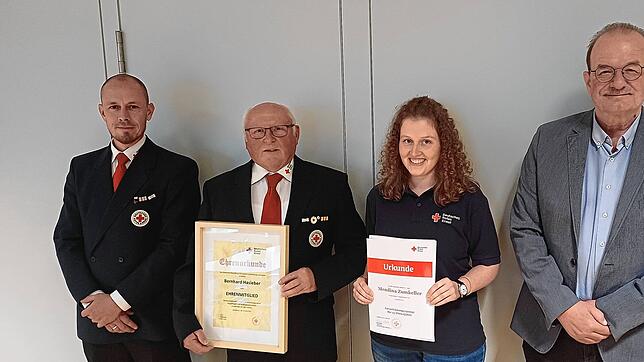 Karl Jäckle, stellvertretender Vorsitzender des DRK-Ortsvereins (l.), und der Kreisvorsitzende Peter Hofmeister (r.) ehren Bernhard ...